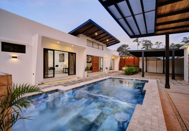 Casa en Hone Creek - Luna Azul Boutique - Stunning 2BR w/AC, pool & firepit