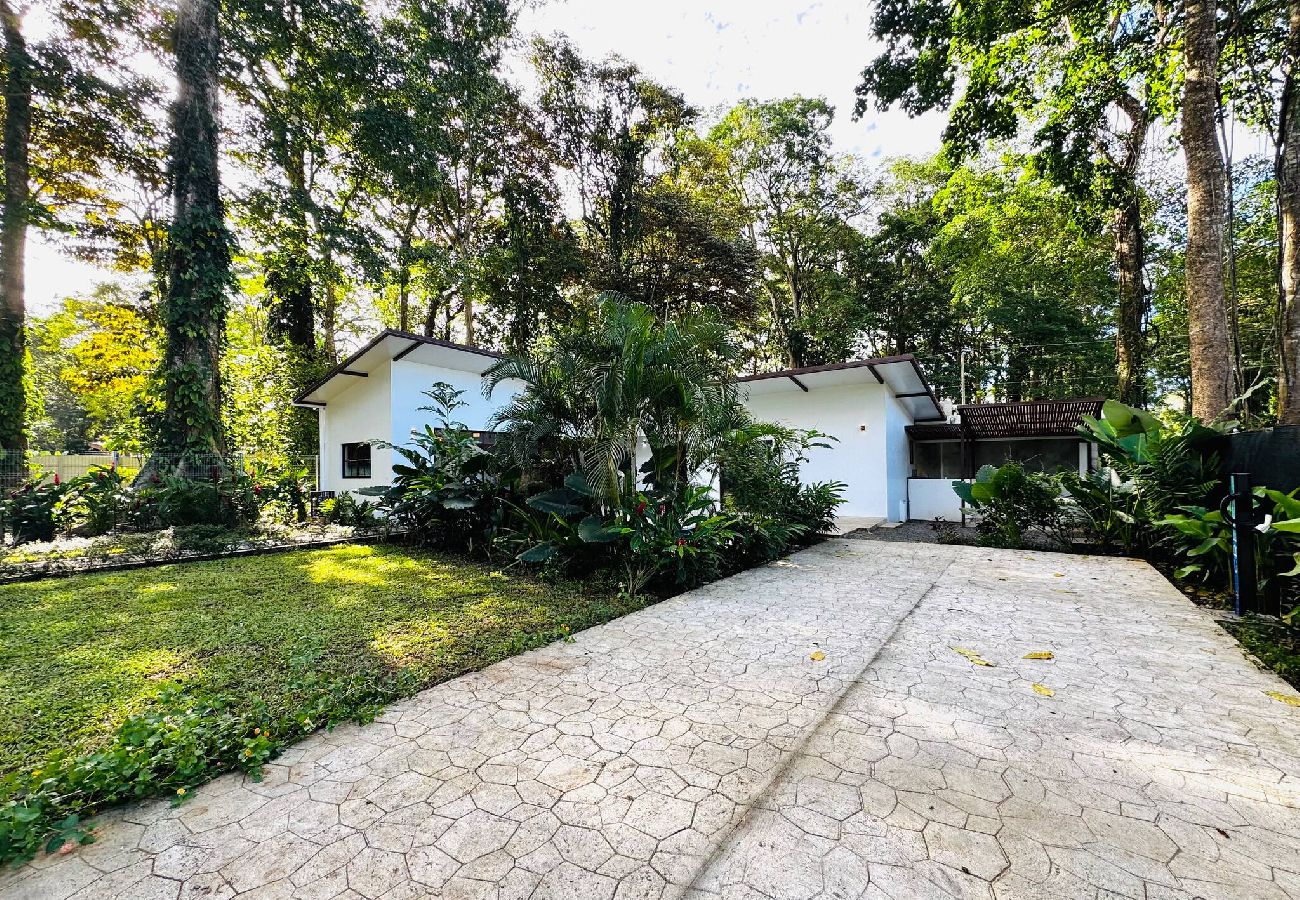 Casa en Talamanca - Casa Arena | 3BR Jungle Oasis w/Pool & AC 
