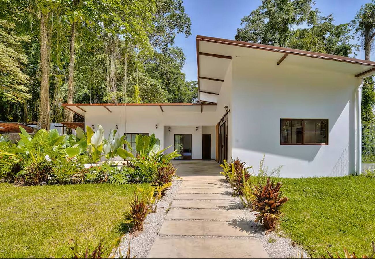 Casa en Puerto Viejo - -