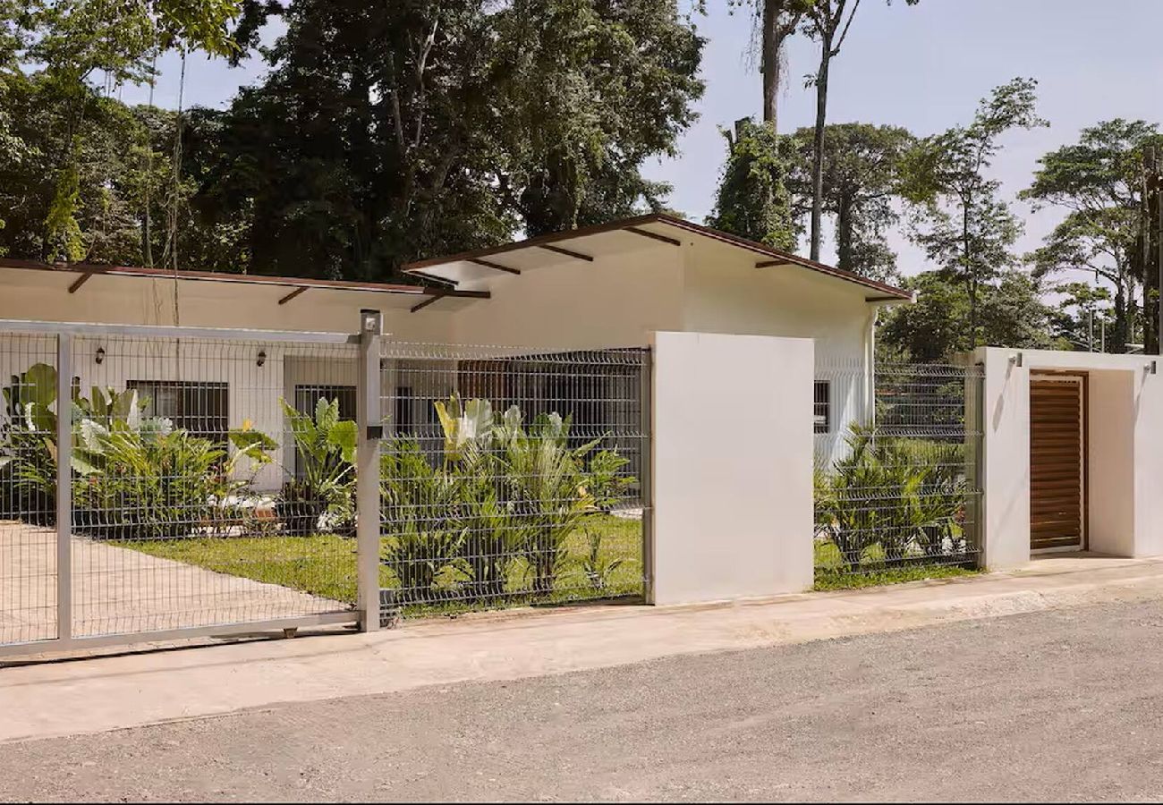 Casa en Puerto Viejo - -