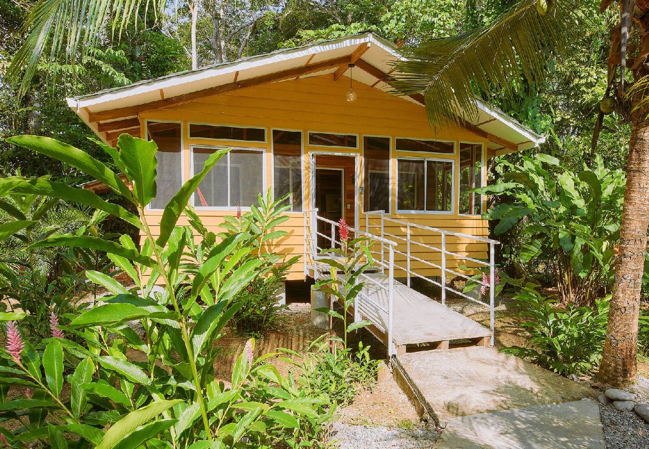 House in Playa Chiquita - Casa Amarilla · Terrace, BBQ & Pool