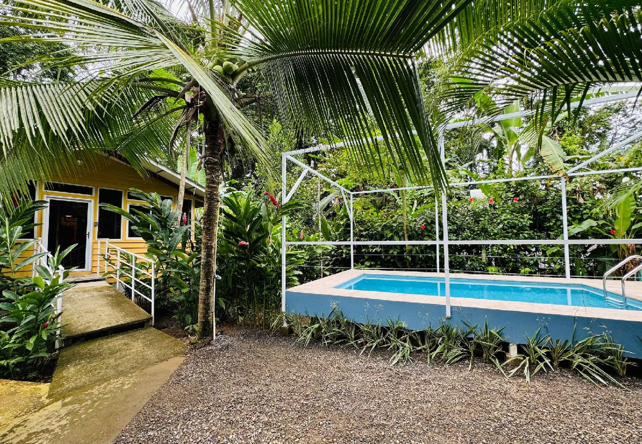 House in Playa Chiquita - Casa Amarilla · Terrace, BBQ & Pool