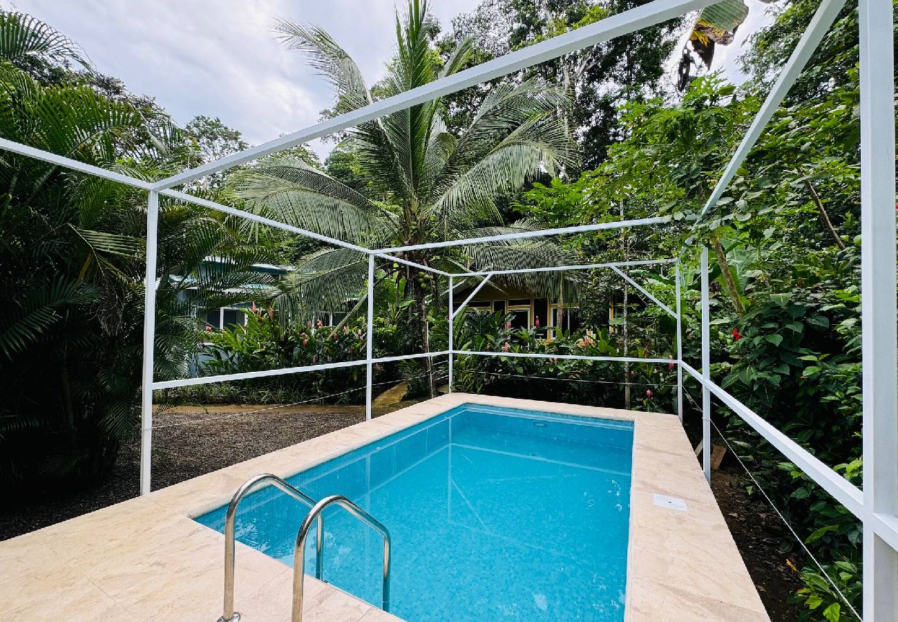 House in Playa Chiquita - Casa Amarilla · Terrace, BBQ & Pool