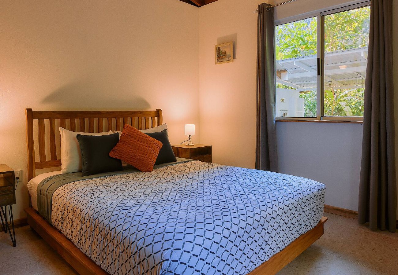 House in Playa Chiquita - Casa Amarilla · Terrace, BBQ & Pool