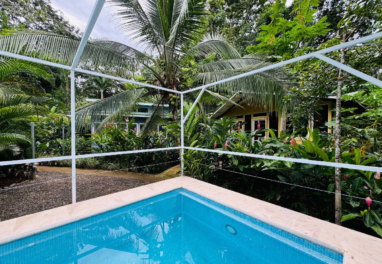 House in Playa Chiquita - Casa Amarilla · Terrace, BBQ & Pool