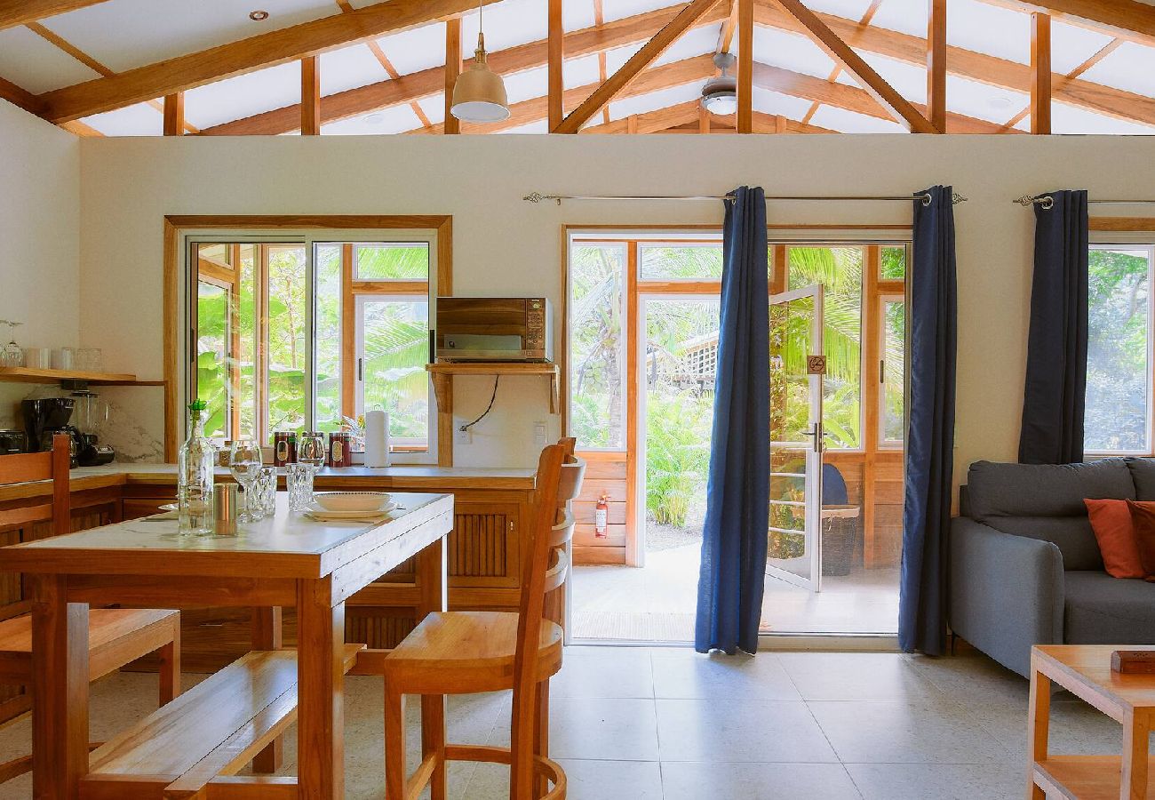 House in Playa Chiquita - Casa Amarilla · Terrace, BBQ & Pool