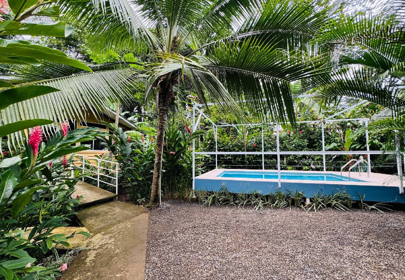 House in Playa Chiquita - Casa Amarilla · Terrace, BBQ & Pool