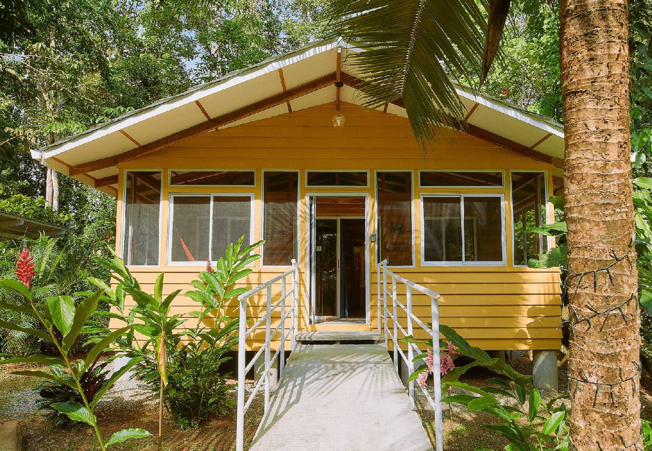 House in Playa Chiquita - Casa Amarilla · Terrace, BBQ & Pool