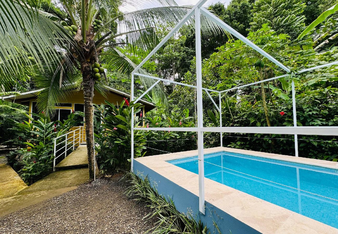 House in Playa Chiquita - Casa Amarilla · Terrace, BBQ & Pool
