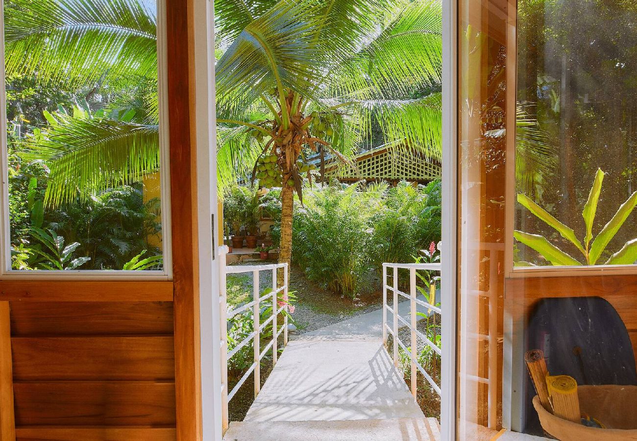House in Playa Chiquita - Casa Amarilla · Terrace, BBQ & Pool