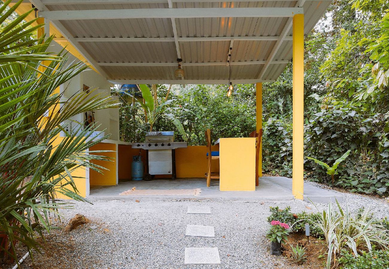 House in Playa Chiquita - Casa Amarilla · Terrace, BBQ & Pool