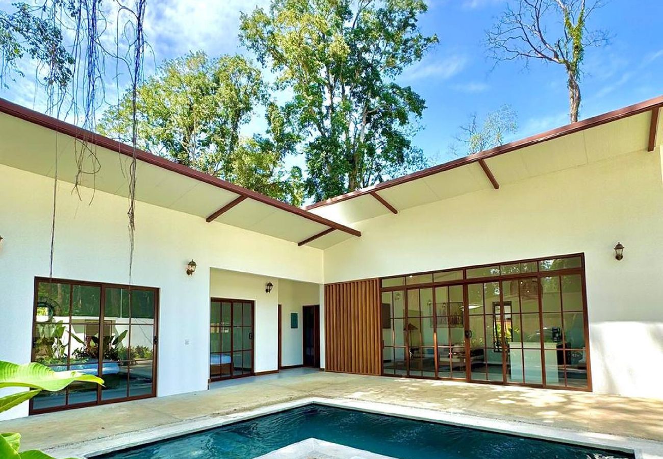 House in Puerto Viejo - Üpa House · Tropical vibes & lush garden pool