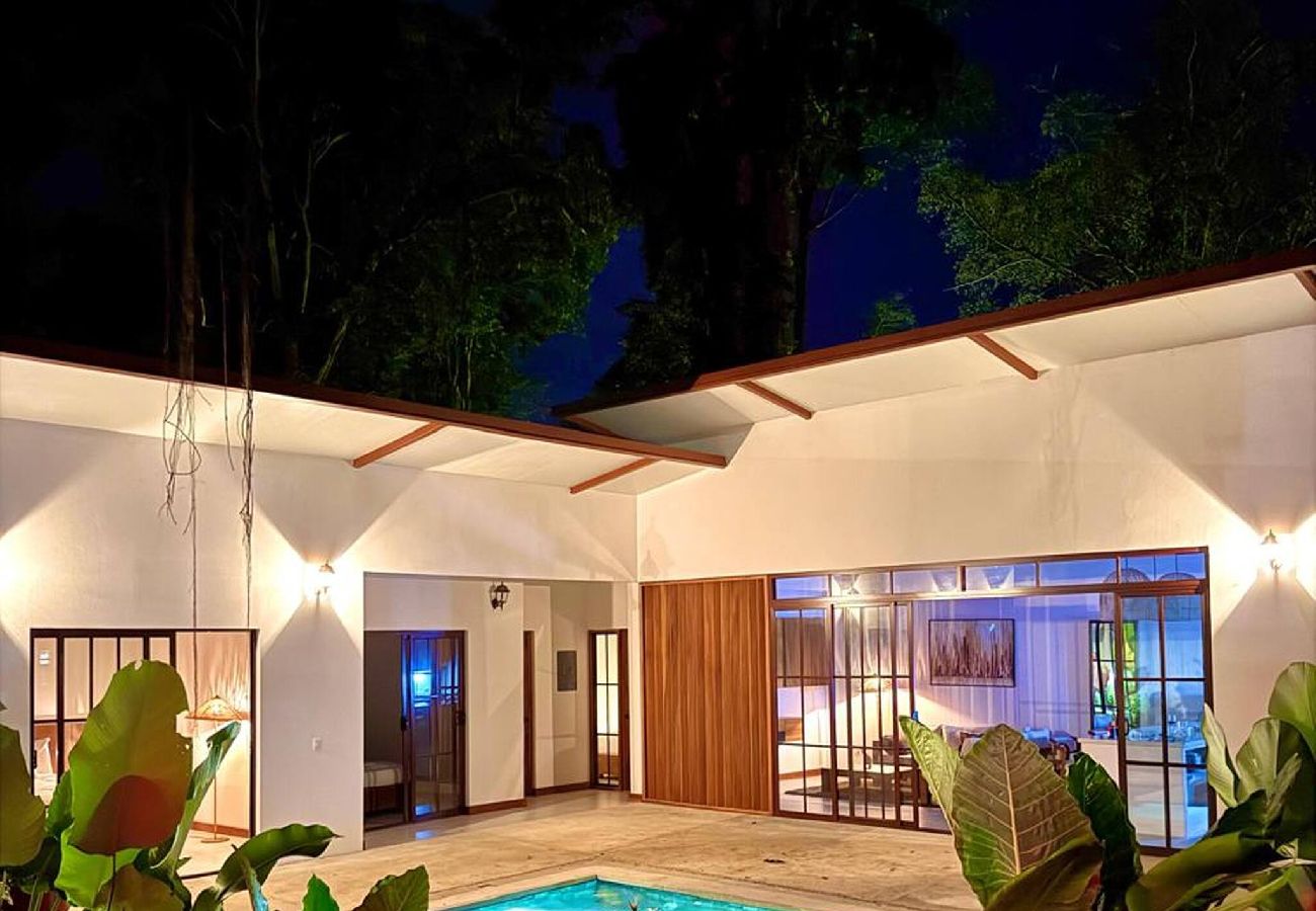 House in Puerto Viejo - Üpa House · Tropical vibes & lush garden pool
