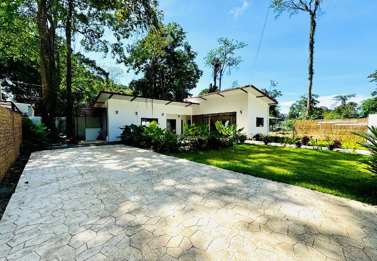 House in Puerto Viejo - Üpa House · Tropical vibes & lush garden pool