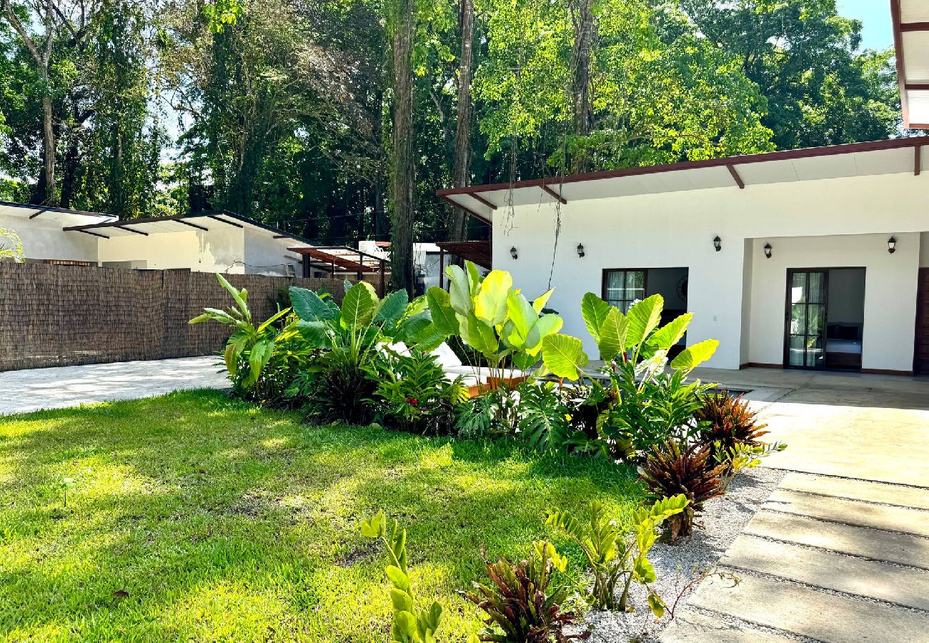 House in Puerto Viejo - Üpa House · Tropical vibes & lush garden pool
