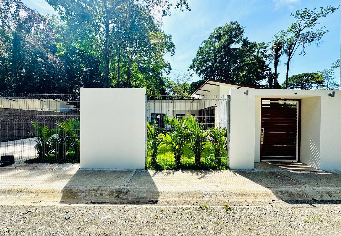 House in Puerto Viejo - Üpa House · Tropical vibes & lush garden pool
