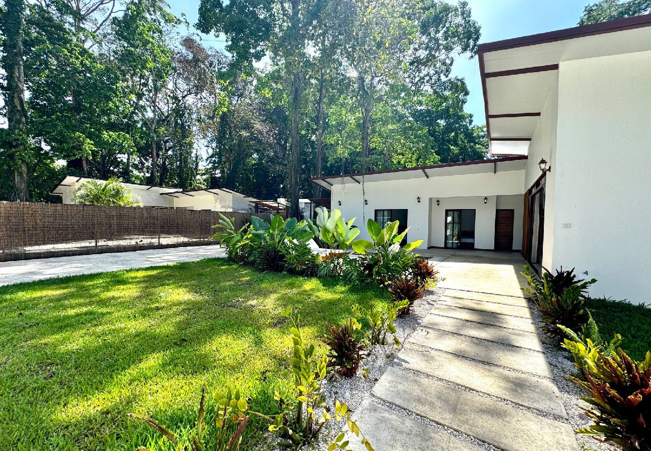 House in Puerto Viejo - Üpa House · Tropical vibes & lush garden pool