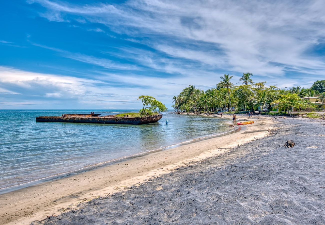Apartment in Puerto Viejo - Apt Abeto 2 - 2BR / Wi-fi & AC - 2 mins from beach 