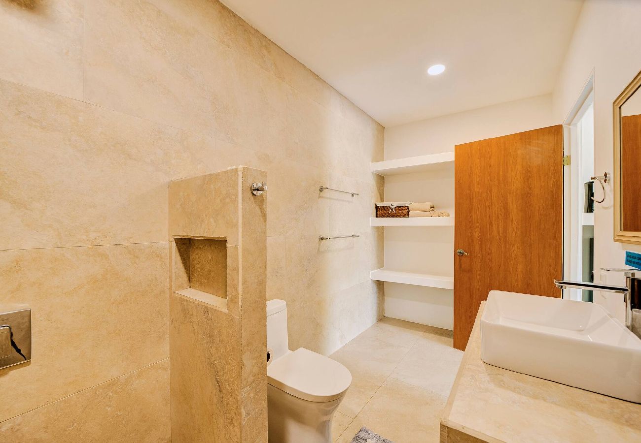Apartment in Puerto Viejo - Suite Gaviota 4 | Centric w/AC & king-size bed 