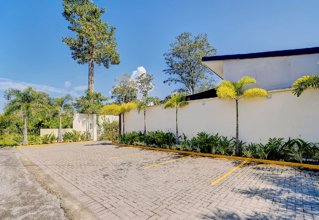 Apartment in Puerto Viejo - Suite Gaviota 5 | Centric w/AC & king-size bed 