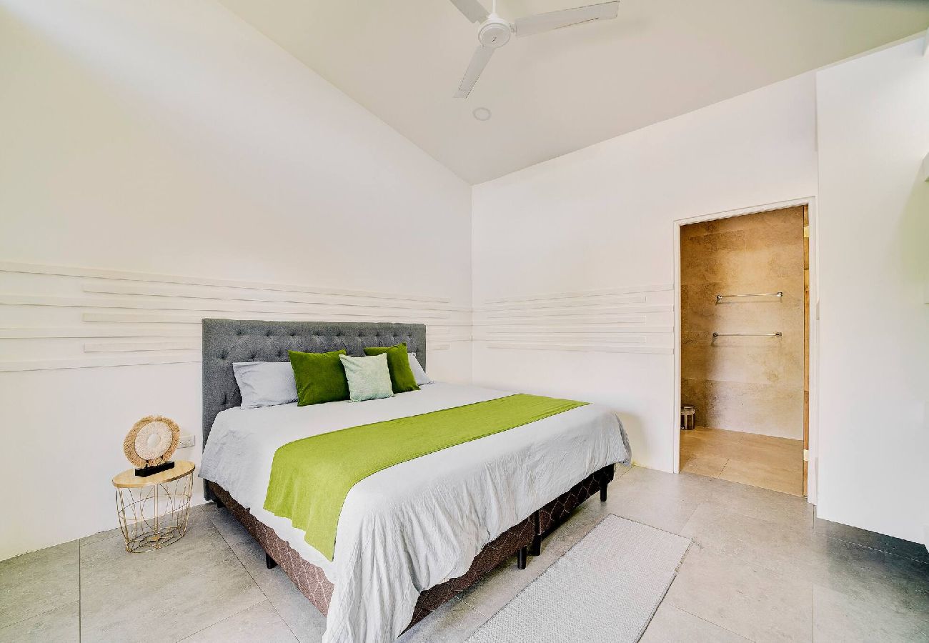 Apartment in Puerto Viejo - Suite Gaviota 5 | Centric w/AC & king-size bed 