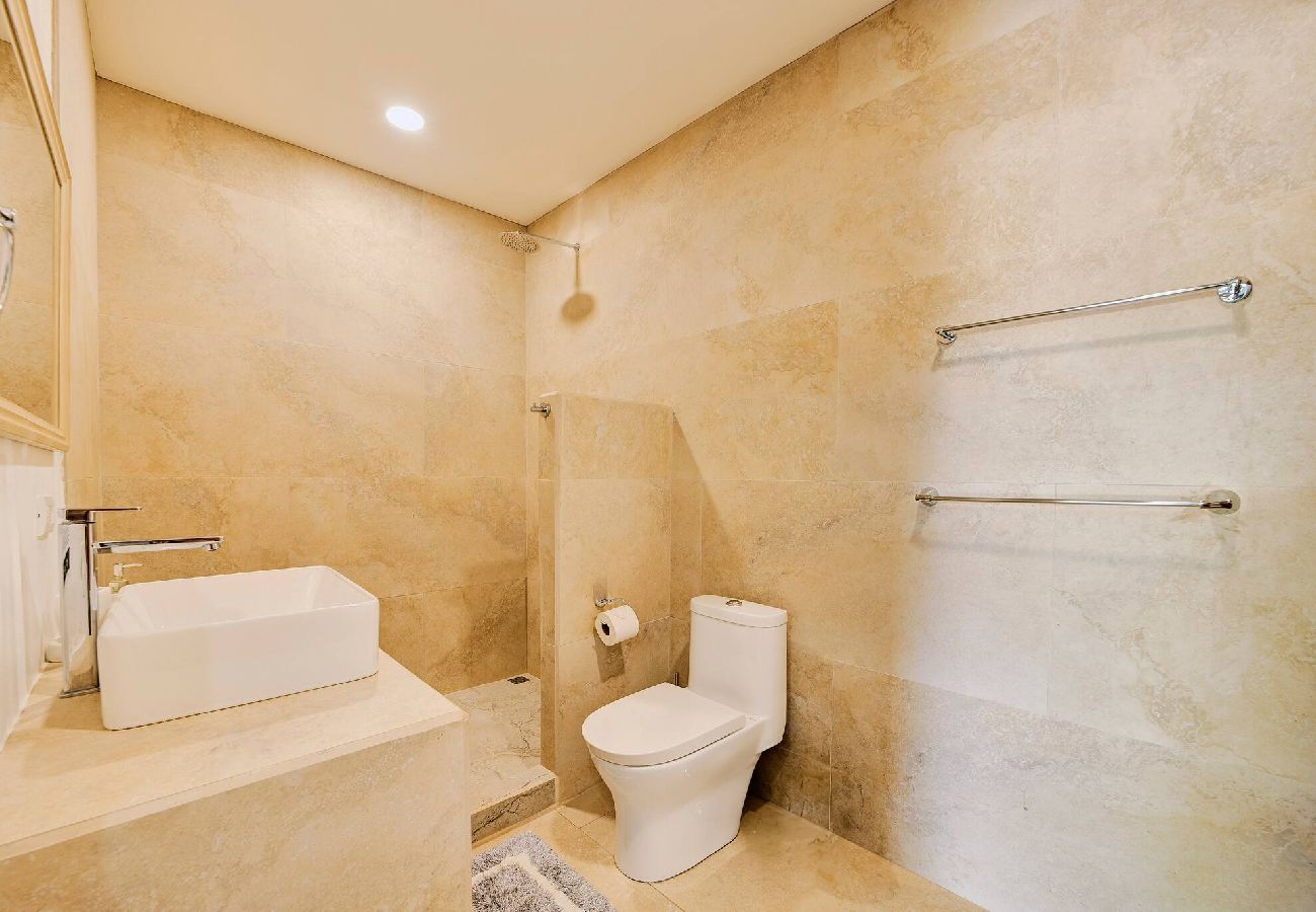 Apartment in Puerto Viejo - Suite Gaviota 5 | Centric w/AC & king-size bed 
