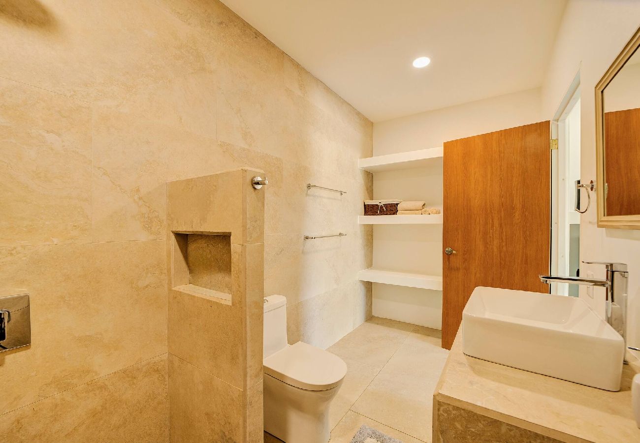 Apartment in Puerto Viejo - Suite Gaviota 5 | Centric w/AC & king-size bed 