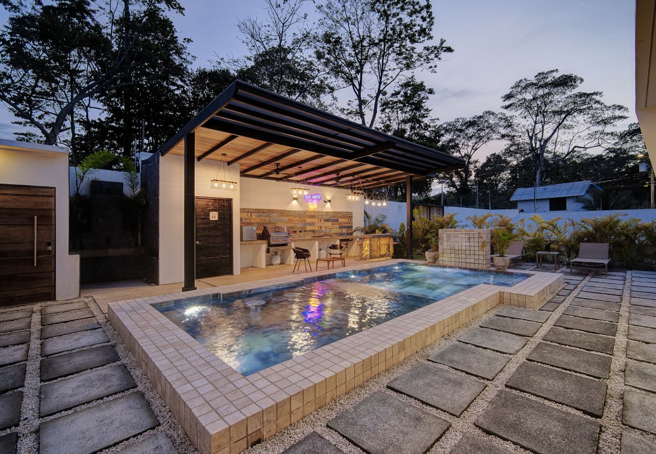 House in Hone Creek - Luna Azul Boutique  - Stunning 2BR w/AC, pool & firepit