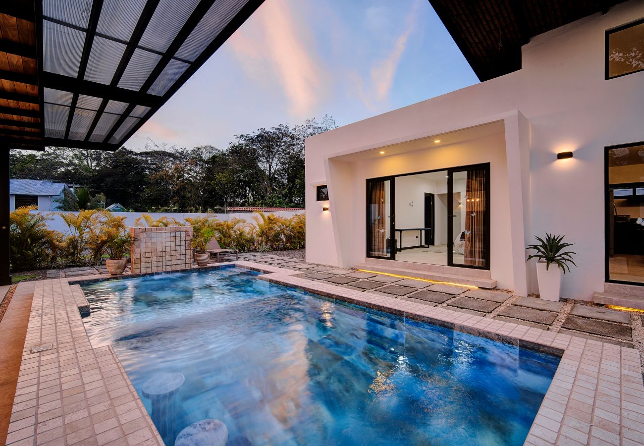 House in Hone Creek - Luna Azul Boutique  - Stunning 2BR w/AC, pool & firepit