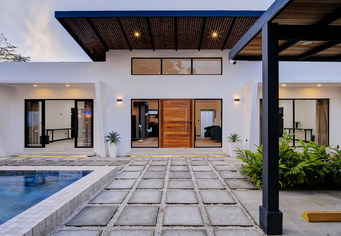 House in Hone Creek - Luna Azul Boutique  - Stunning 2BR w/AC, pool & firepit