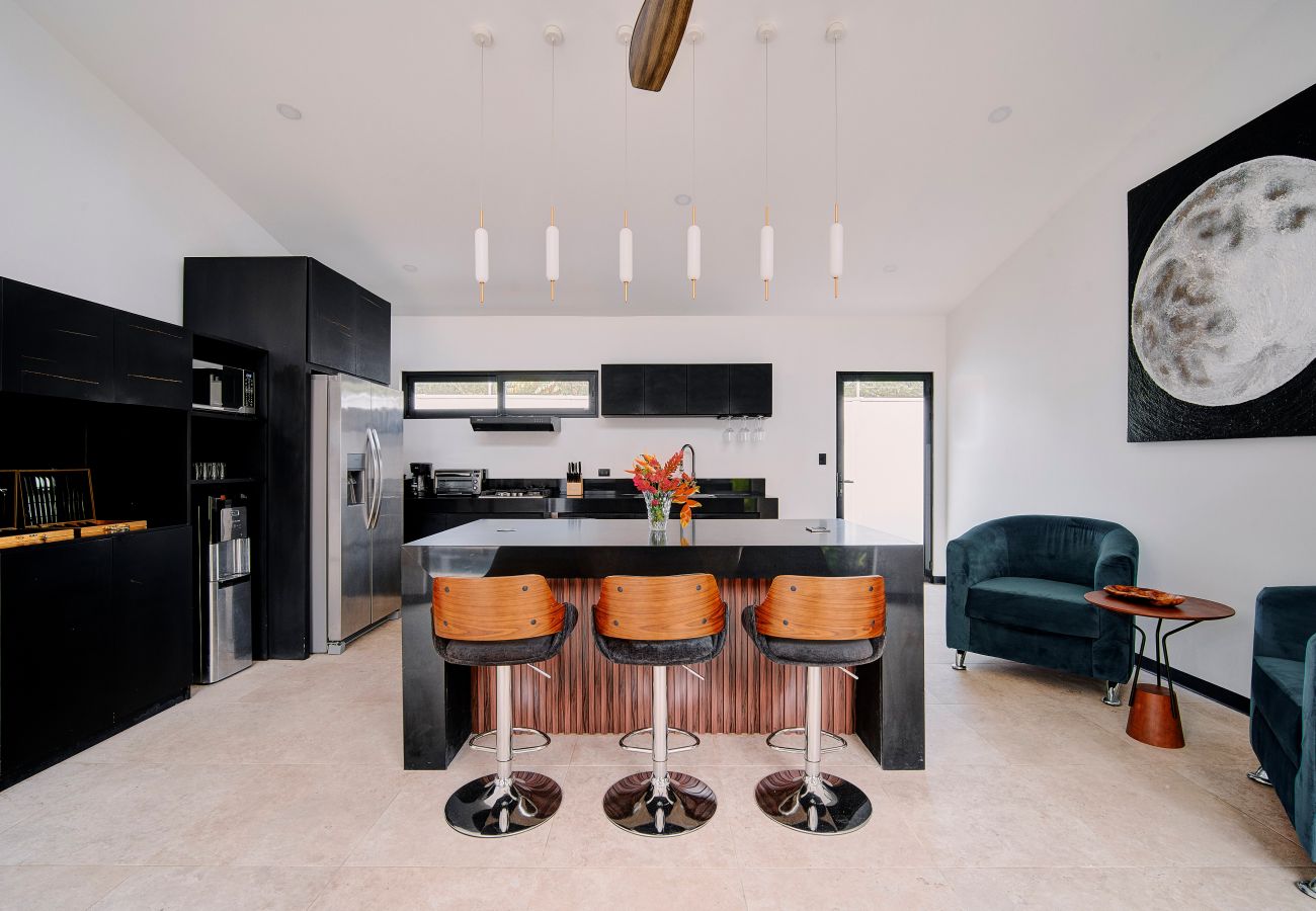 House in Hone Creek - Luna Azul Boutique  - Stunning 2BR w/AC, pool & firepit